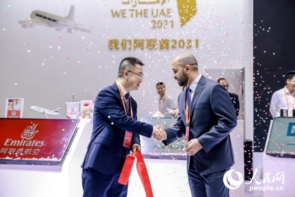 9月3日，阿聯(lián)酋駐華大使館臨時代辦、副館長哈利德·沙赫參贊與中國貿(mào)促會聯(lián)絡(luò)部二級巡視員楊曉軍揭幕阿聯(lián)酋國家館。圖片由阿聯(lián)酋駐華大使館提供