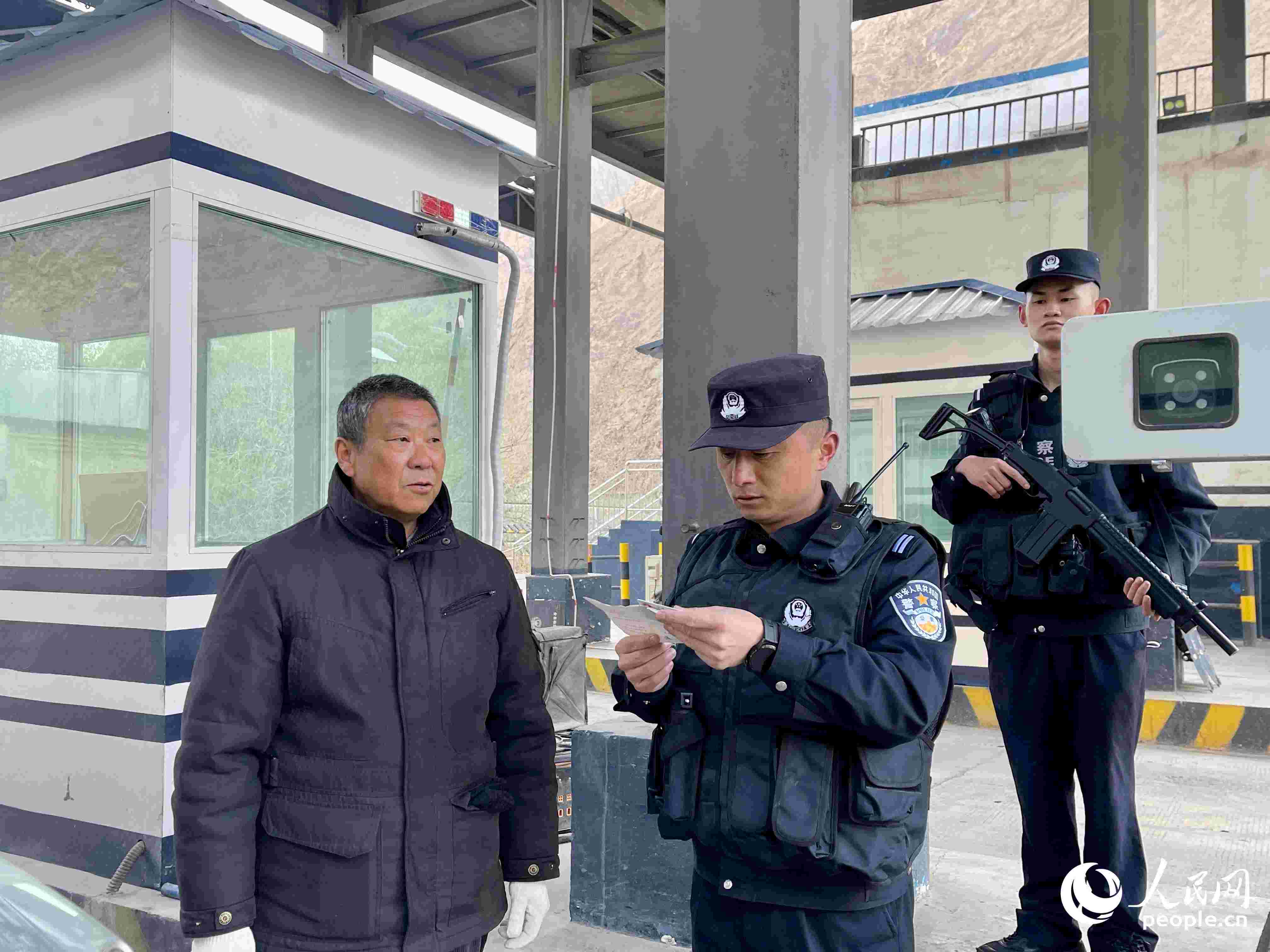 2023年5月10日，在庫地邊境檢查站，陳暢核對進出邊境管理區(qū)人員信息。人民網(wǎng) 周靜圓攝