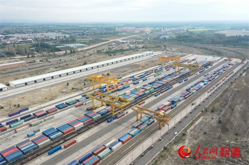 8月8日，在霍爾果斯口岸換裝廠區(qū)，工人正在進行吊箱作業(yè)。 人民網(wǎng)記者 張力洋攝