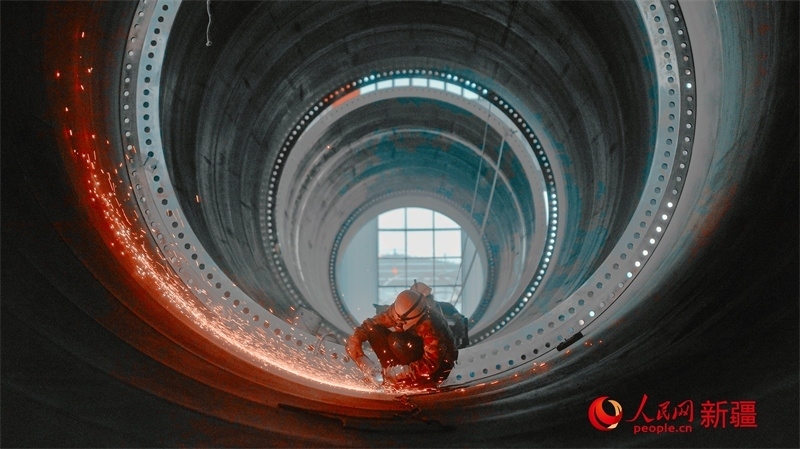 中國水利水電四局（塔城）裝備制造基地，工人們正在開展作業(yè)。 人民網(wǎng) 李欣洋攝