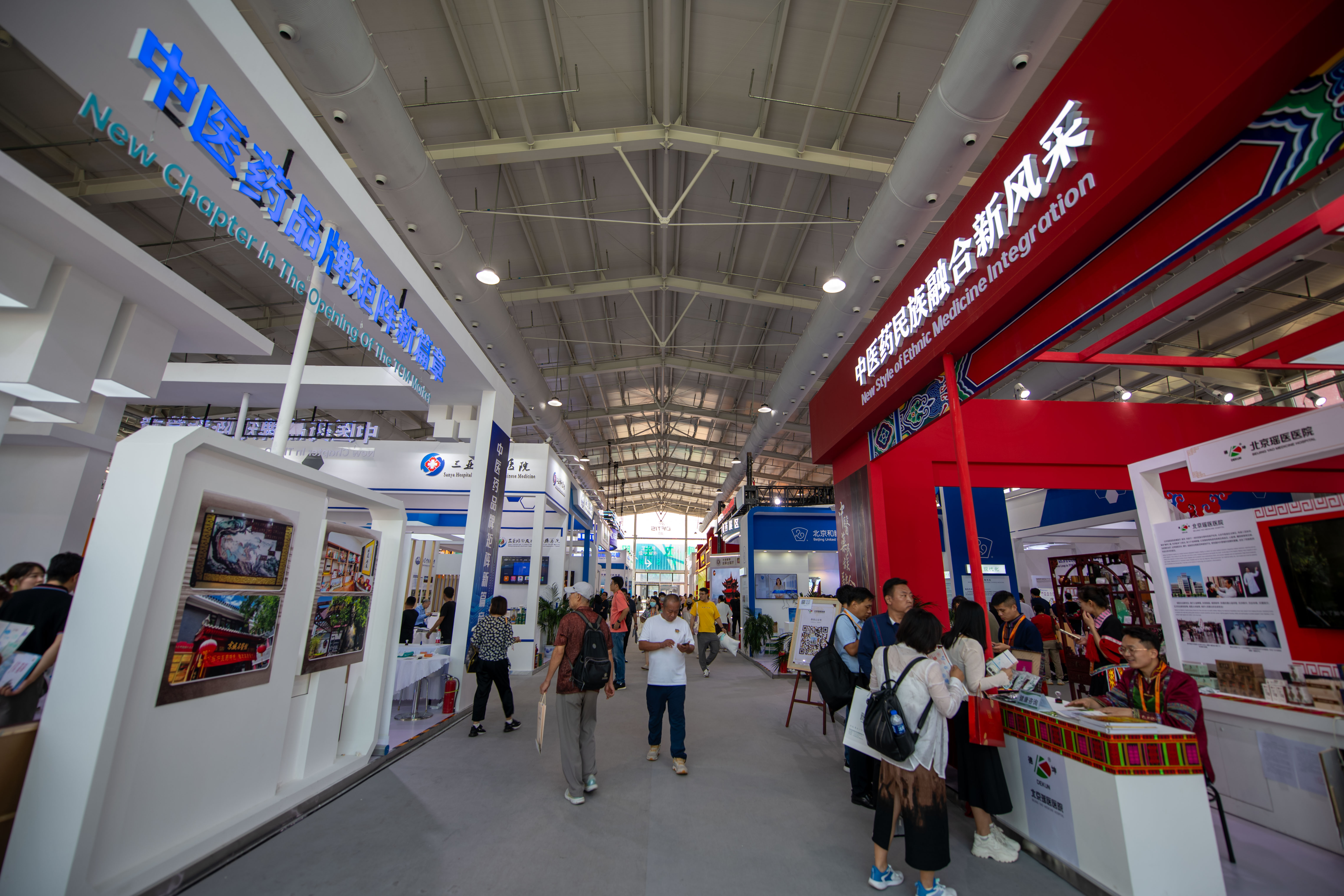 在位于首鋼園的健康衛(wèi)生服務(wù)展區(qū)，觀眾正在參觀。人民網(wǎng)記者 翁奇羽攝