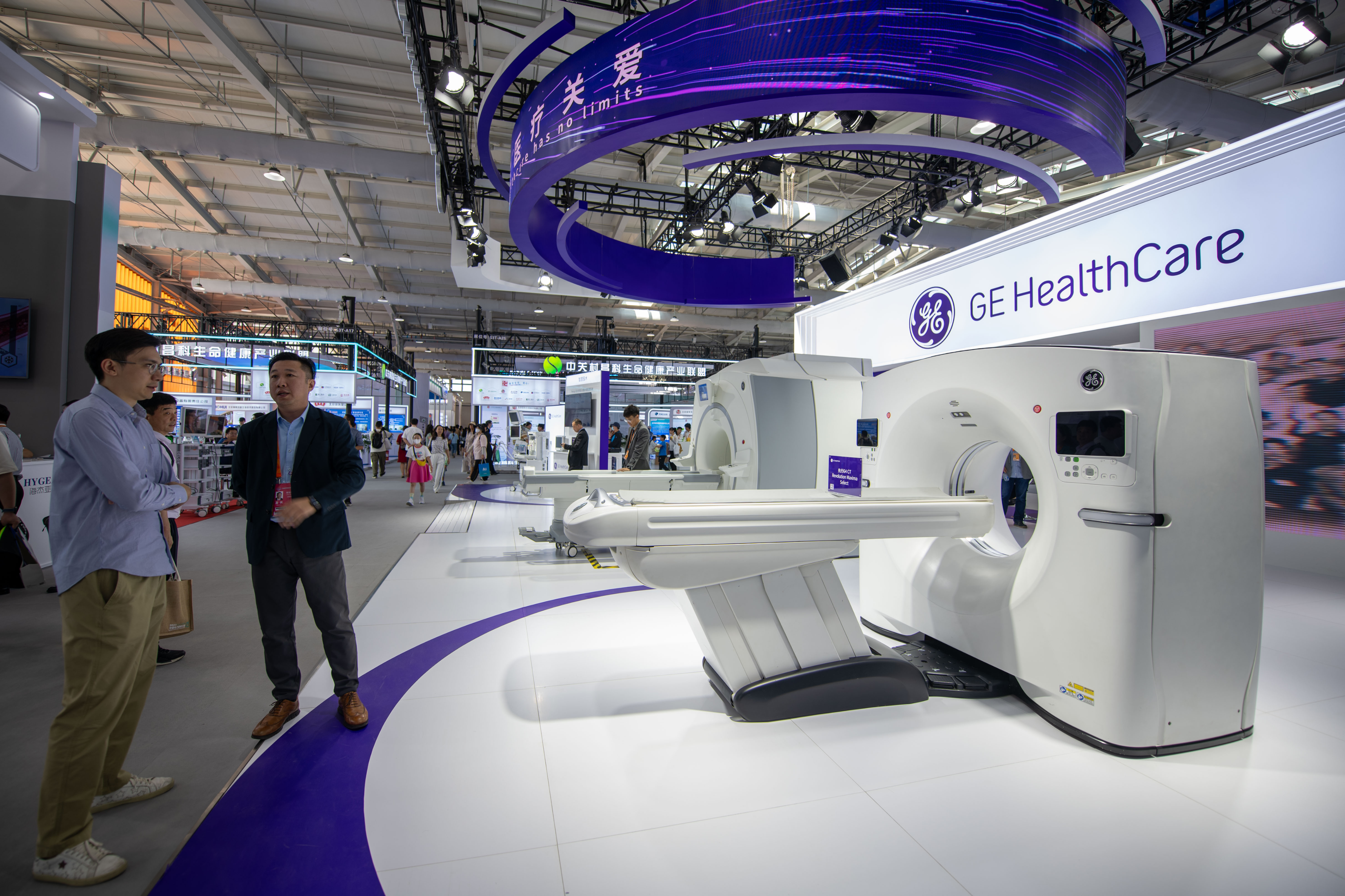 9月3日，在位于首鋼園的健康衛(wèi)生服務(wù)展區(qū)，觀眾正在參觀GE展臺。人民網(wǎng)記者 翁奇羽攝