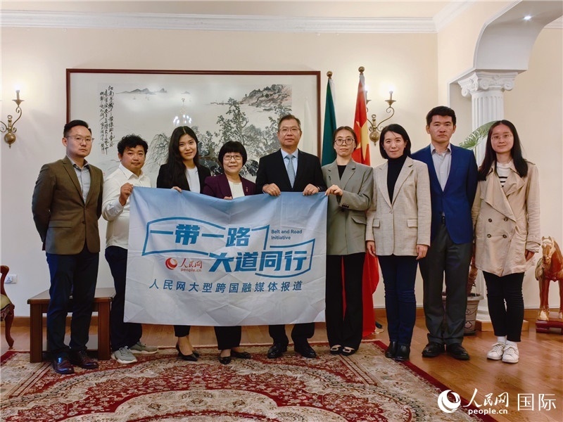 胡長(zhǎng)春大使、駐非盟使團(tuán)工作人員與人民網(wǎng)記者合影。