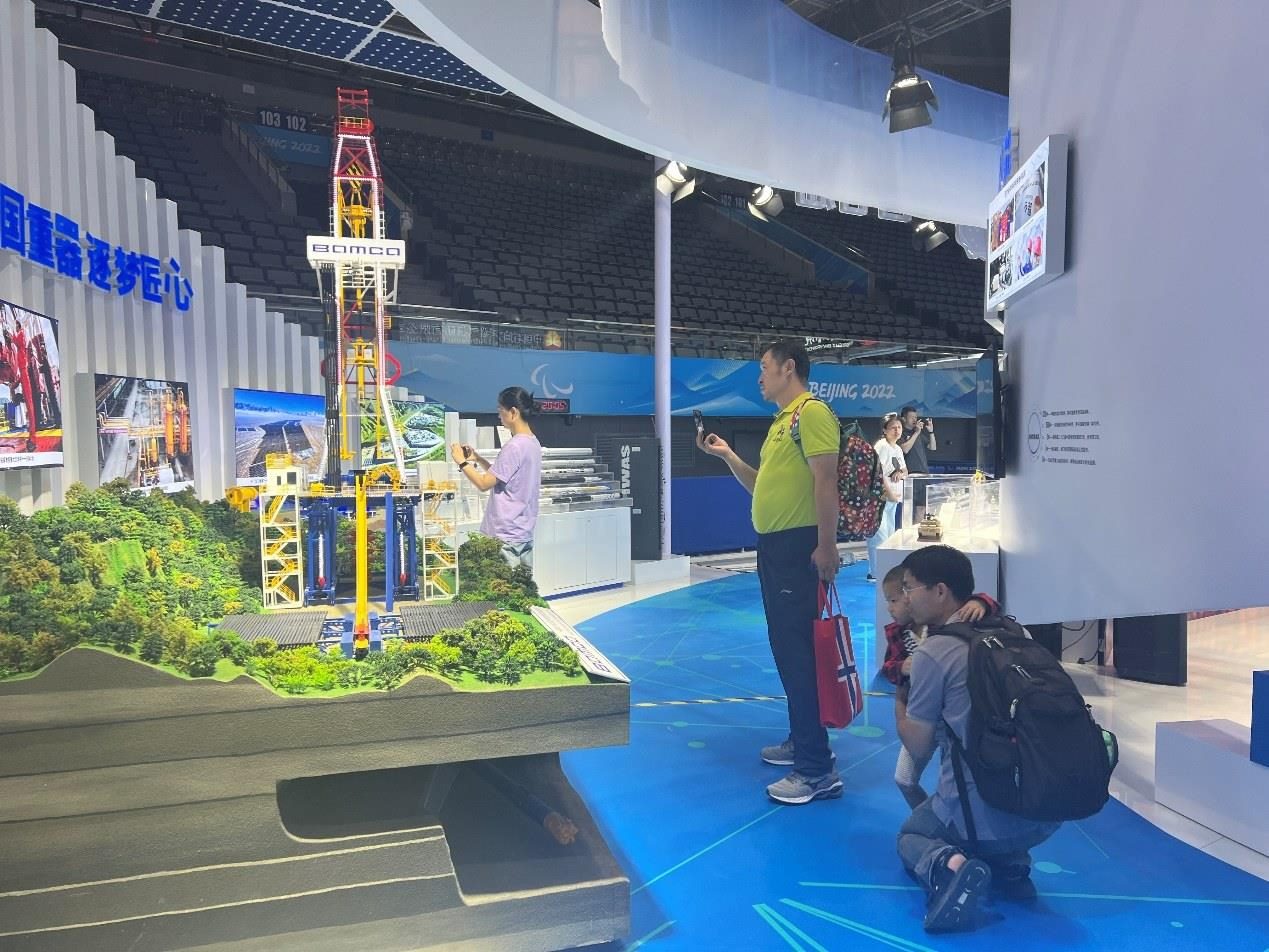 觀展群眾在國家體育館環(huán)境服務展區(qū)。人民網(wǎng) 歐陽易佳攝