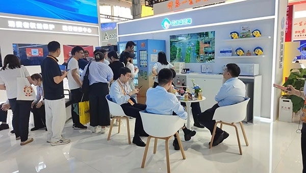 銀行機構(gòu)“勞動者港灣”的服務理念，吸引觀展群眾上前咨詢。人民網(wǎng)記者 李彤攝