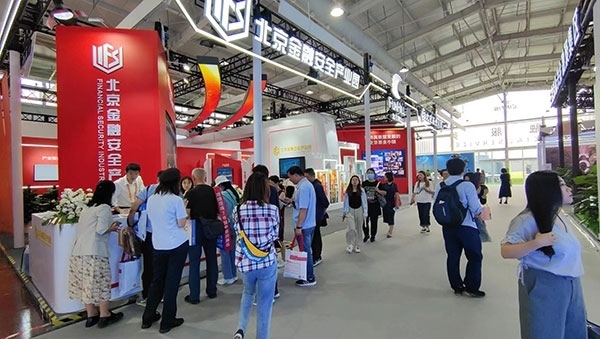 金融安全、投資者教育是金融服務展區(qū)知識科普的重要展示環(huán)節(jié)。人民網(wǎng)記者 李彤攝