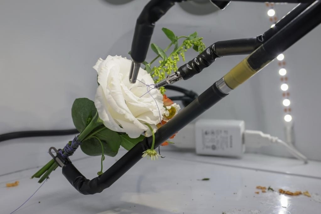 9月4日，在服貿(mào)會首鋼園區(qū)北京友誼醫(yī)院展臺，圖邁單臂腔鏡手術(shù)機(jī)器人用手術(shù)線打結(jié)。新華社記者 張玉薇 攝