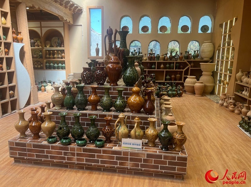 土陶展覽館內(nèi)展示的精美土陶制品。人民網(wǎng)記者 常雪梅攝