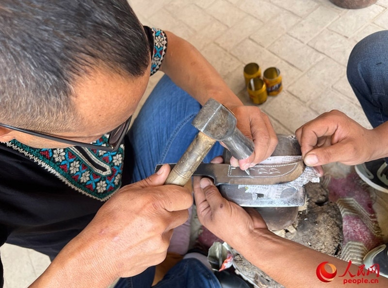 手工制作英吉沙小刀。人民網(wǎng)記者 常雪梅攝