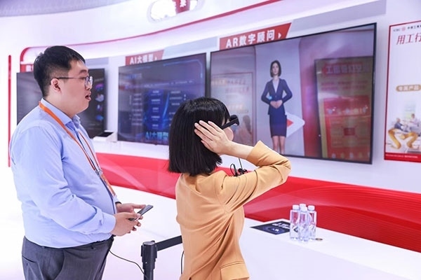 在工商銀行展臺(tái)，數(shù)字員工“工曉伴”與觀展游客互動(dòng)。受訪者供圖