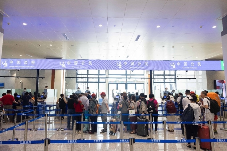 乘坐中老鐵路國(guó)際旅客列車的旅客在磨憨邊檢大廳排隊(duì)候檢。黃遠(yuǎn)飛 攝