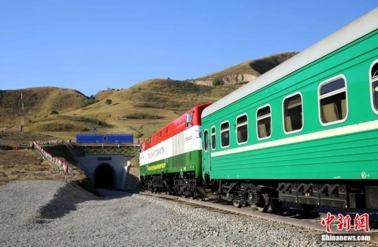 2016年8月24日，塔吉克斯坦“瓦赫達(dá)特-亞灣”鐵路通車。這是絲綢之路經(jīng)濟(jì)帶框架下首個開工并建成的鐵路項目，具標(biāo)志性意義。圖為火車進(jìn)入由中鐵十九局集團(tuán)有限公司承建的隧道。文龍杰 攝