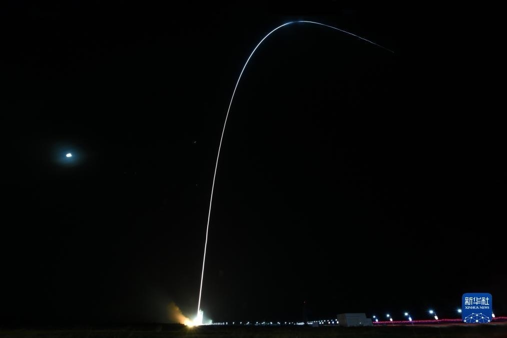 9月7日02時(shí)14分，我國在酒泉衛(wèi)星發(fā)射中心使用長征四號丙運(yùn)載火箭，成功將遙感三十三號03星發(fā)射升空，衛(wèi)星順利進(jìn)入預(yù)定軌道，發(fā)射任務(wù)獲得圓滿成功。新華社發(fā)（汪江波 攝）