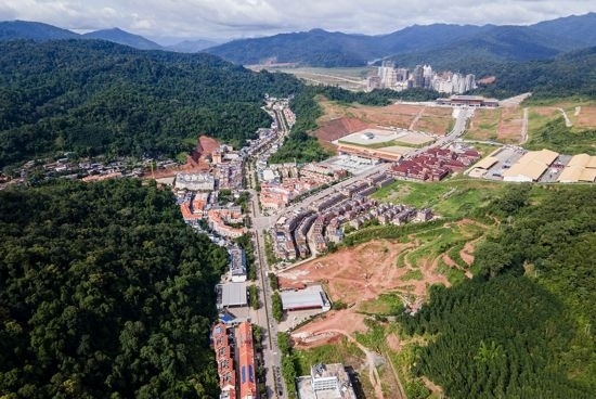 磨憨口岸俯瞰，右前方高層白色建筑群為老撾境內。人民網(wǎng)記者 符皓攝