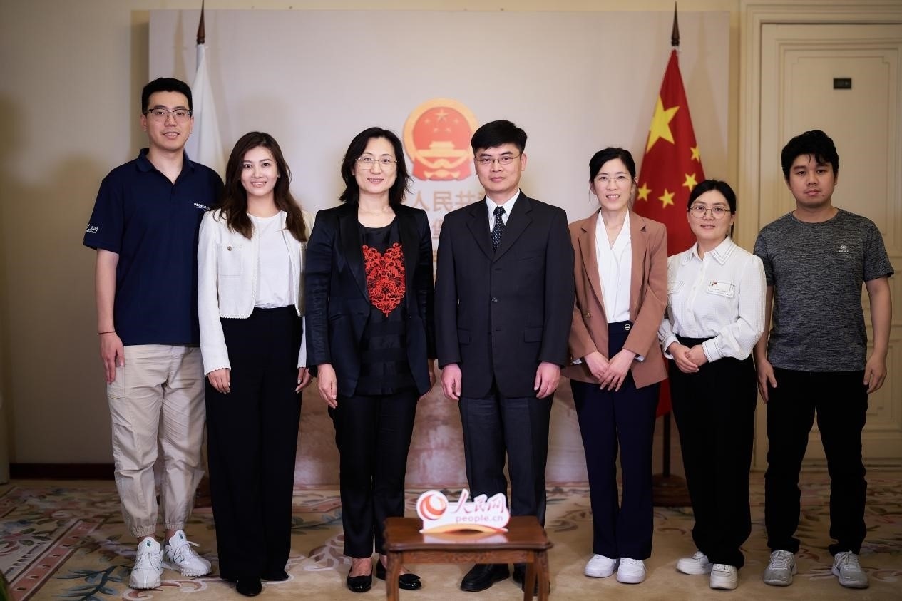 中國駐圣彼得堡副總領事張曉慶（左四）與人民網記者合影。