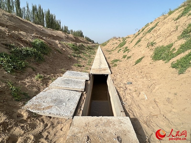 打開蓋板，可見水在寬一米、深一米的渠道內(nèi)暢通流過。人民網(wǎng)記者 常雪梅攝