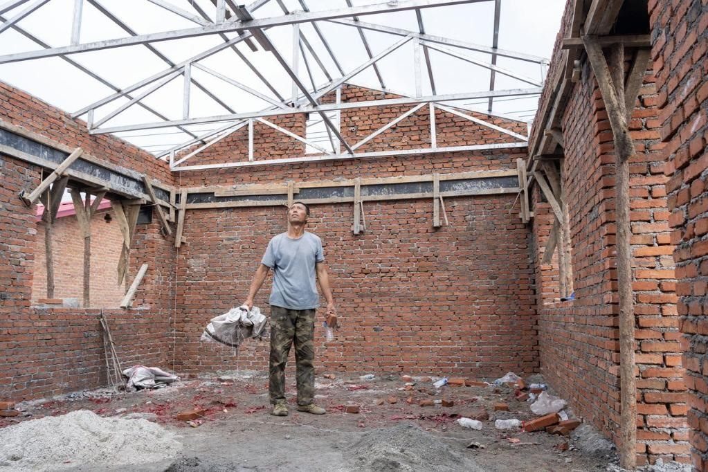 近日，在黑龍江省尚志市老街基鄉(xiāng)基豐村，村民劉環(huán)茂查看新建的房屋。新華社記者 謝劍飛 攝