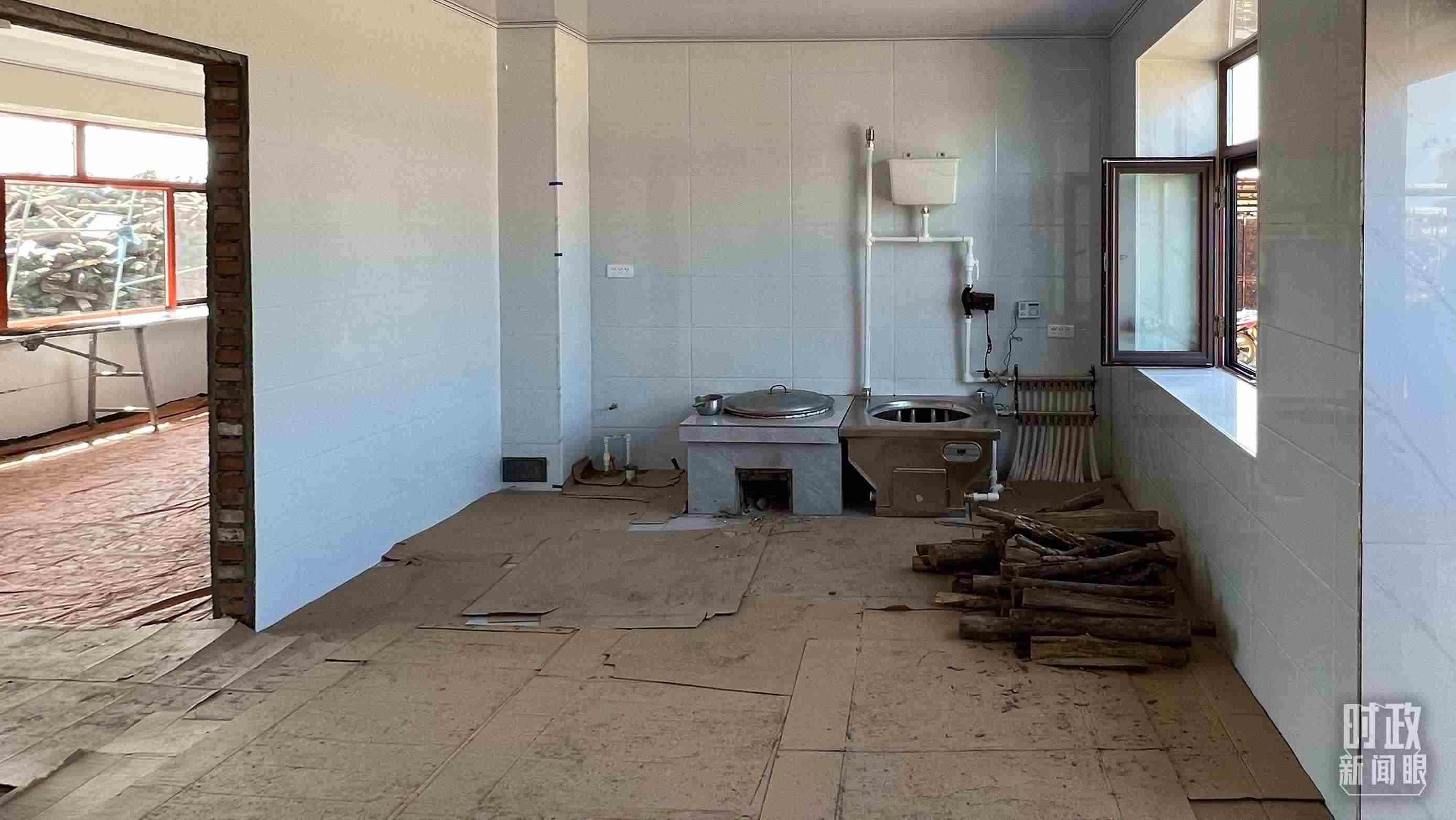 △龍王廟村內(nèi)，受災(zāi)房屋內(nèi)部正在進行翻修。（總臺央視記者邢彬拍攝）