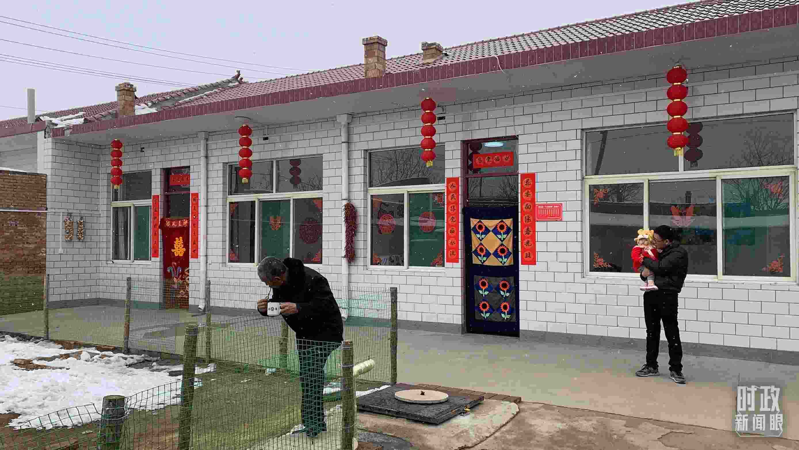 △ 當年春節(jié)來臨之前，馮南垣村受災(zāi)村民全部搬進了新家。（總臺央視記者段德文拍攝）