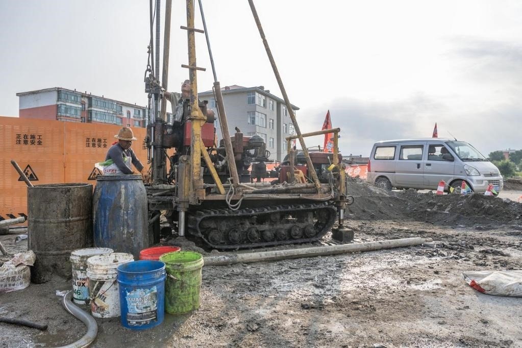 近日，在黑龍江省尚志市老街基鄉(xiāng)，施工人員正在作業(yè)。新華社記者 謝劍飛 攝