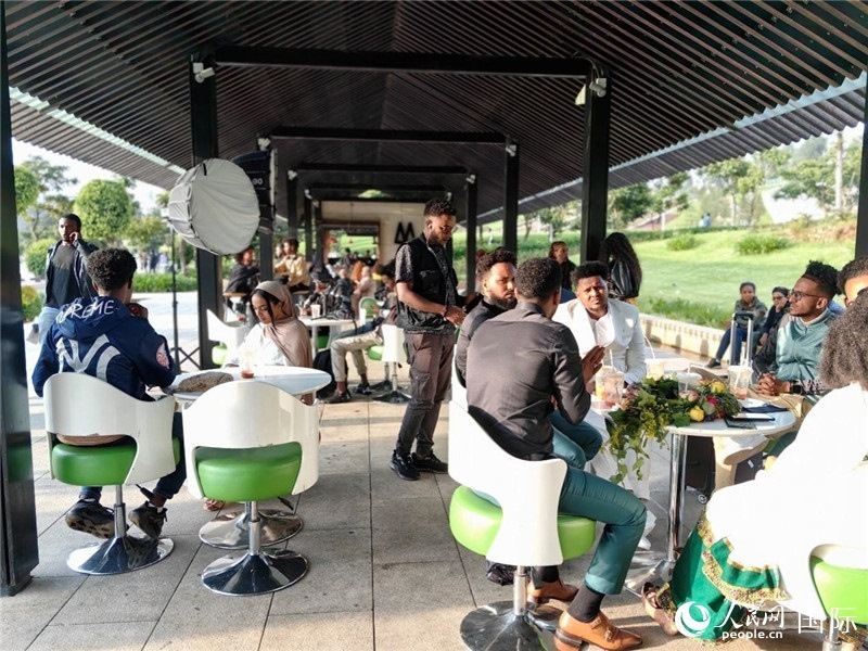 友誼廣場(chǎng)的果汁店一座難求。人民網(wǎng)記者 陳星星攝