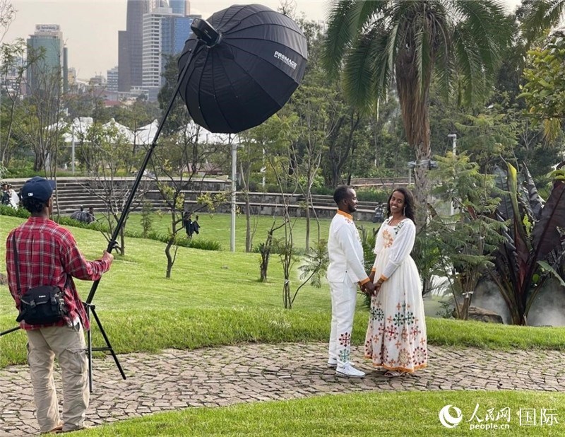 一對(duì)新人在友誼廣場(chǎng)拍照。人民網(wǎng)記者 趙艷紅攝