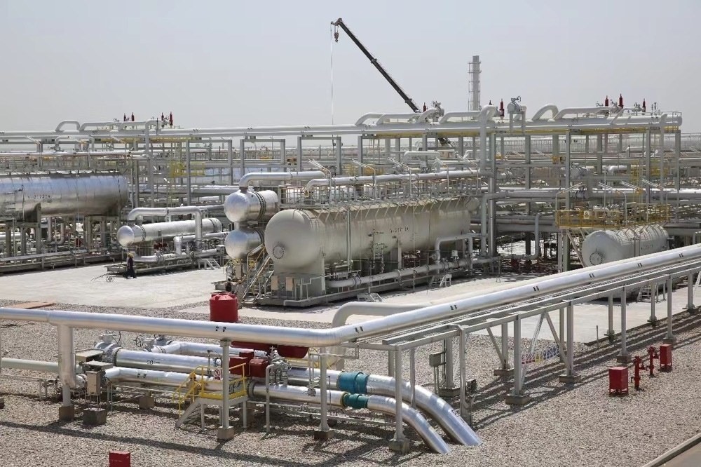 圖為位于伊拉克米桑省阿瑪拉市，由中國石油、道達爾、馬來西亞石油合資建設(shè)的哈法亞油田油氣處理站。中國石油哈法亞公司/供圖