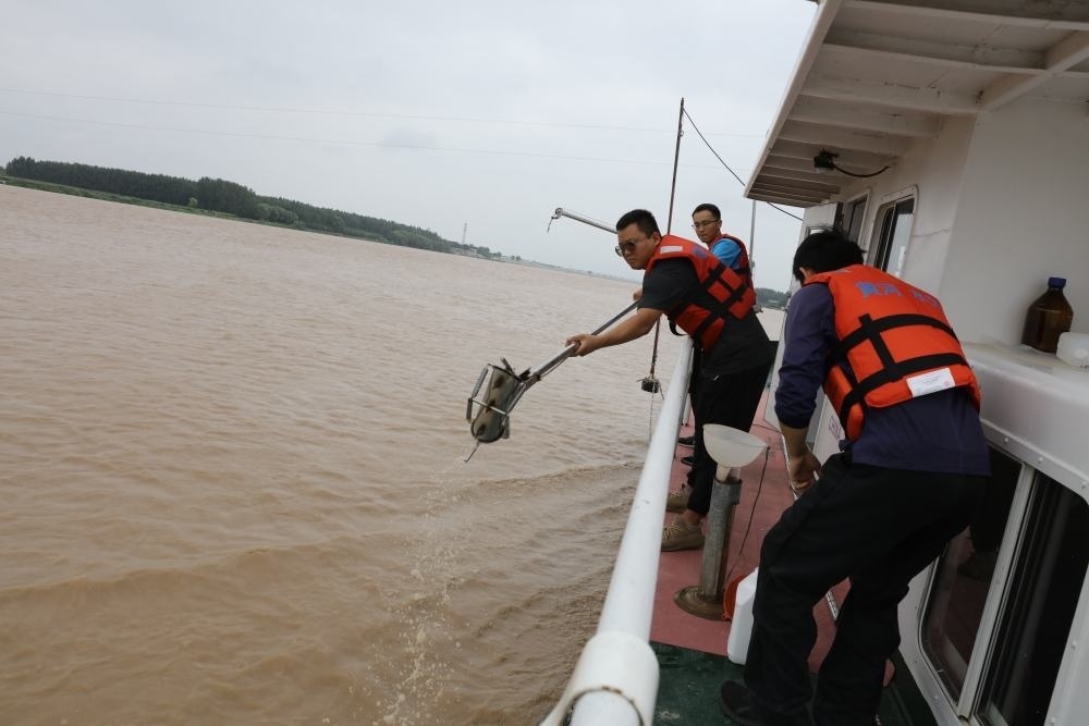 2023年6月29日，調(diào)水調(diào)沙期間，黃河下游利津水文站工作人員在進(jìn)行取沙作業(yè)。新華社記者 劉詩平 攝