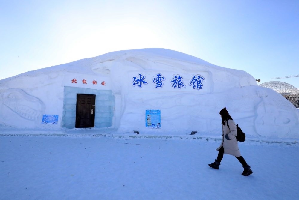 游客從北極村冰雪旅館的一個房間前走過（2018年1月31日攝）。