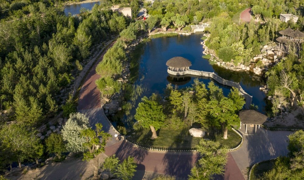 坐落在寧夏銀川市賀蘭山腳下的賀蘭山運(yùn)動(dòng)休閑公園（2021年5月27日攝，無人機(jī)照片）。這里曾是一片砂石采礦塌陷區(qū)，當(dāng)?shù)赝ㄟ^植被景觀再造、水系建設(shè)、現(xiàn)代管網(wǎng)鋪建等手段，重新利用廢石、廢坑及各類廢棄建筑材料，把這里變成一座免費(fèi)開放的主題公園。新華社記者 馮開華 攝