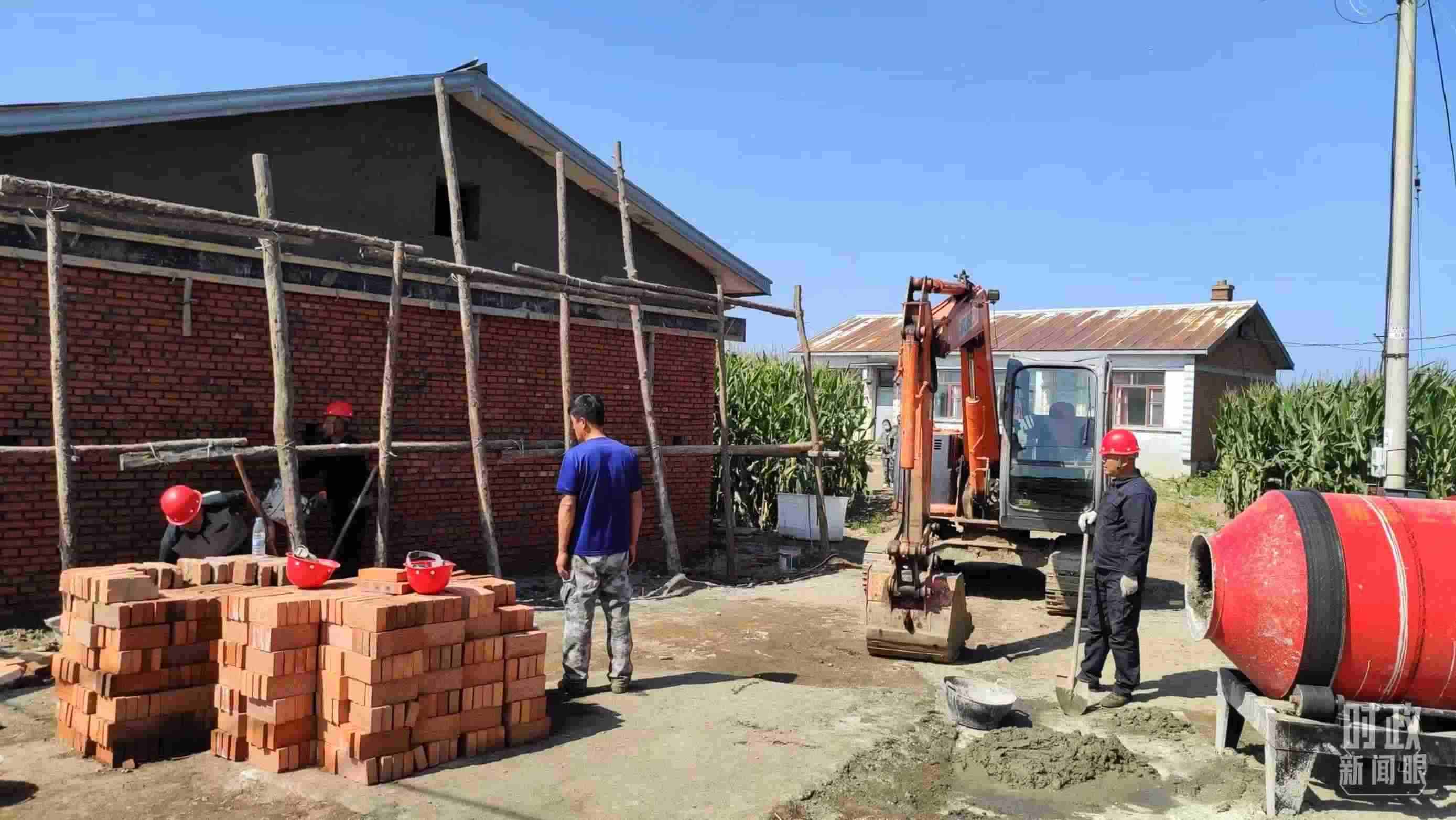 △村民正在修繕被損的房屋。（總臺央視記者薛冠南拍攝）