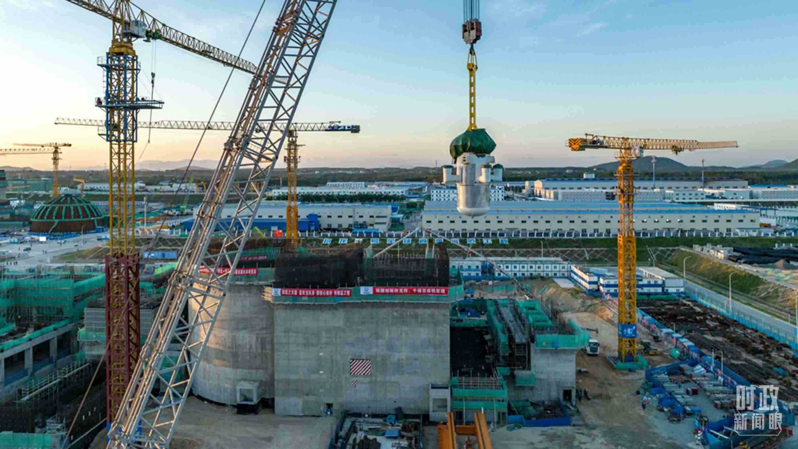 △8月10日，由中國第一重型機械股份公司承制的玲龍一號反應堆核心模塊“玲龍之心”成功吊裝。（圖/國務院國資委網站）