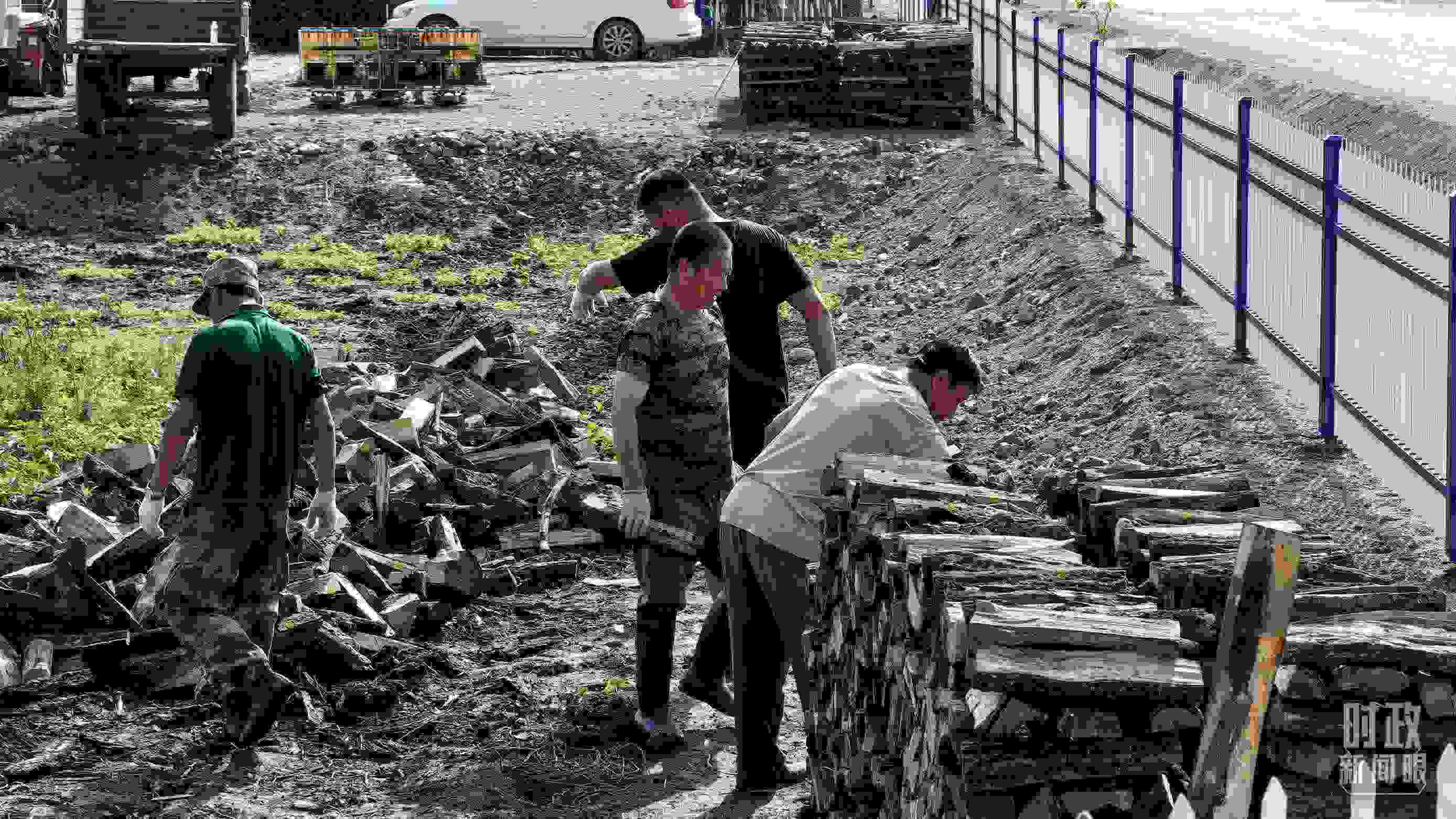 △村民正在整理家中被洪水沖垮的柴火垛。（總臺央廣記者潘毅拍攝）