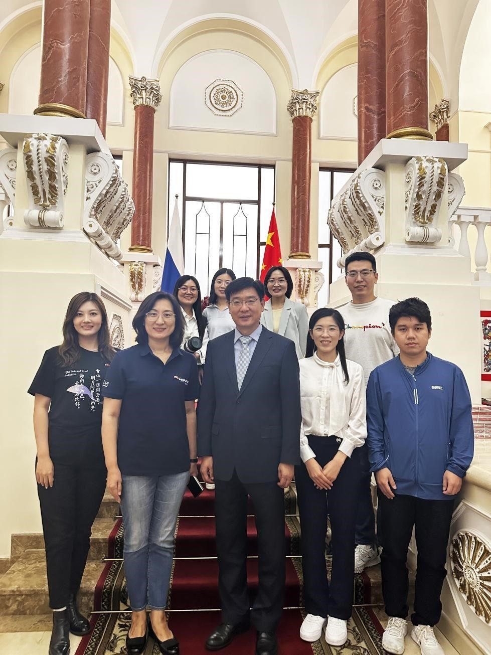 中國駐俄羅斯大使館公使銜文化參贊、莫斯科中國文化中心主任封立濤（前排中）與人民網(wǎng)記者合影。