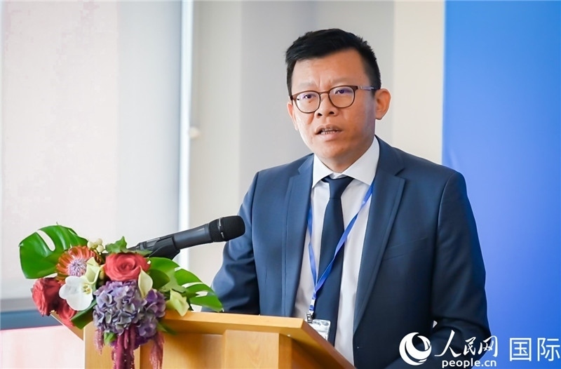 圖為中遠海運(歐洲)公司副總裁李震宇致辭。人民網(wǎng) 郭錦標攝