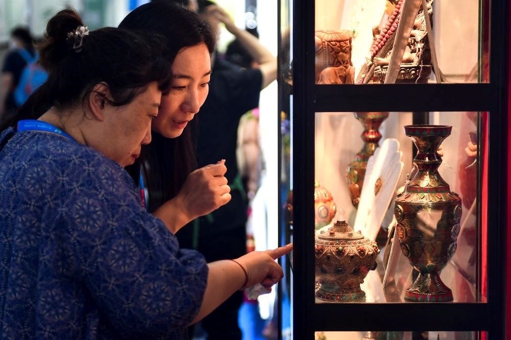 △2023年8月24日，參觀者在第十四屆中國(guó)—東北亞博覽會(huì)現(xiàn)場(chǎng)選購(gòu)尼泊爾特色商品。