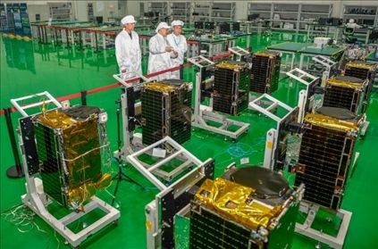 △2022年10月17日，位于吉林長(zhǎng)春的長(zhǎng)光衛(wèi)星技術(shù)股份有限公司科研人員在衛(wèi)星總裝測(cè)試大廳進(jìn)行相關(guān)測(cè)試工作。