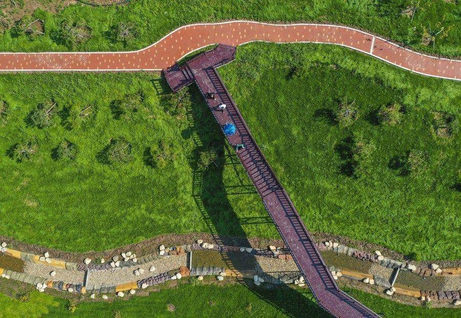 △游人在吉林長(zhǎng)春市九臺(tái)區(qū)清水村千畝苗木花卉休閑旅游觀光產(chǎn)業(yè)園區(qū)參觀游覽。