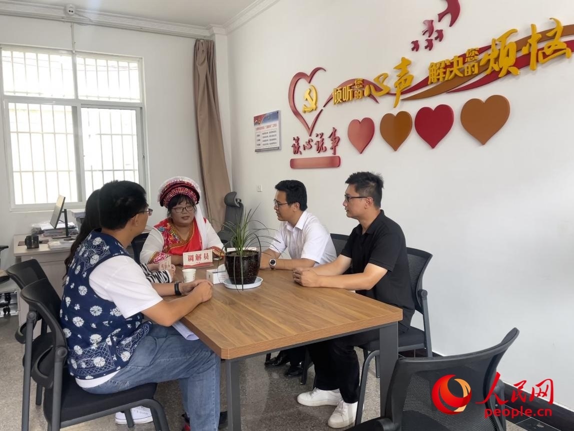 李雪娟（右三）和群眾交流。人民網(wǎng) 周靜圓攝