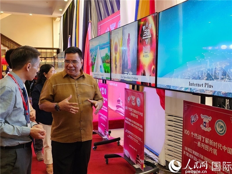 圖為菲律賓國(guó)家圖書館館長(zhǎng)阿德里亞諾參觀新時(shí)代中國(guó)圖片展。人民網(wǎng)記者樊帆攝