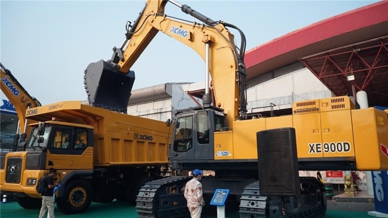 徐工集團展出的90噸礦用挖掘機與80噸自卸車。石偉攝影