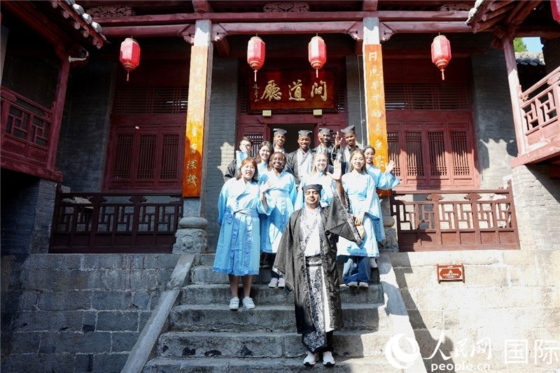 圖為選手們在海會書院內(nèi)合影留念。人民網(wǎng) 盧鵬宇攝