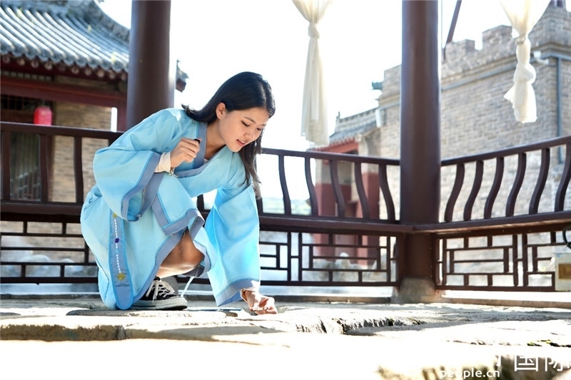 圖為選手在“曲水流觴亭”將“桃心”蠟燭放入渠中。人民網(wǎng) 盧鵬宇攝