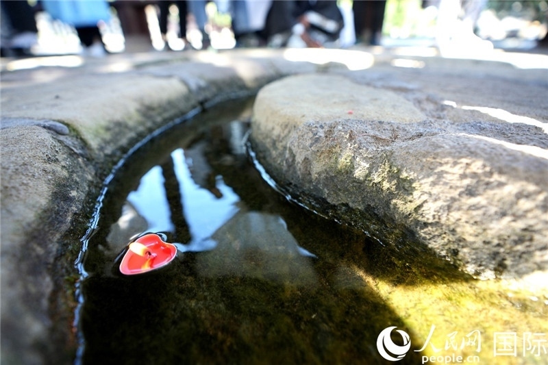 圖為水渠里流過的“桃心”蠟燭。人民網(wǎng) 盧鵬宇攝