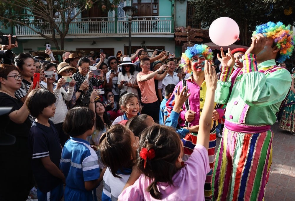 演員與小朋友在新疆喀什古城景區(qū)互動(dòng)（2023年9月7日攝）。新華社記者 蘭紅光 攝