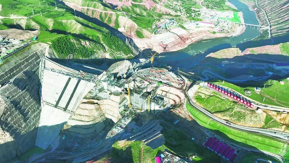 瑪爾擋水電站項目建設(shè)現(xiàn)場。國家能源集團青?，敔枔跛娬竟﹫D