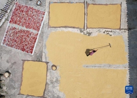 9月16日，村民在貴州省黔東南苗族侗族自治州施秉縣馬溪鄉(xiāng)王家坪村晾曬稻谷（無人機(jī)照片）。