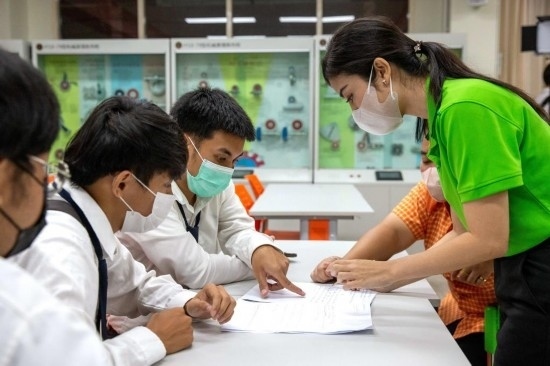 3月14日，在泰國大城府大城技術(shù)學(xué)院魯班工坊，教師（右一）給學(xué)生上課。新華社記者 王騰 攝