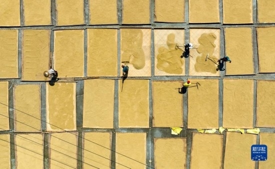 9月16日，在湖南省懷化市通道侗族自治縣萬佛山鎮(zhèn)溪上村，村民在晾曬稻谷（無人機(jī)照片）。