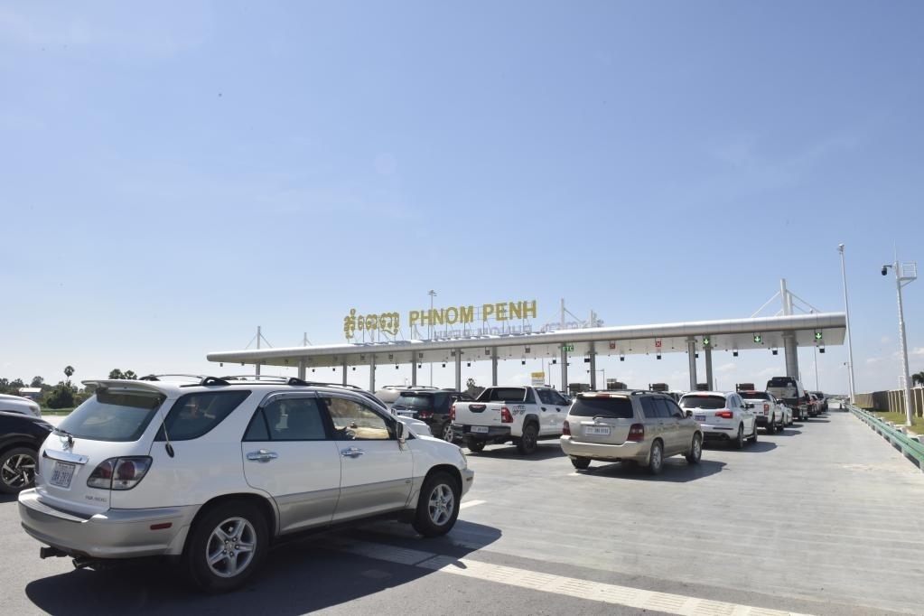2022年11月7日，車輛在柬埔寨首都金邊的金港高速公路入口處排隊。金港高速公路連接柬埔寨首都金邊和該國最大深水海港西哈努克港。